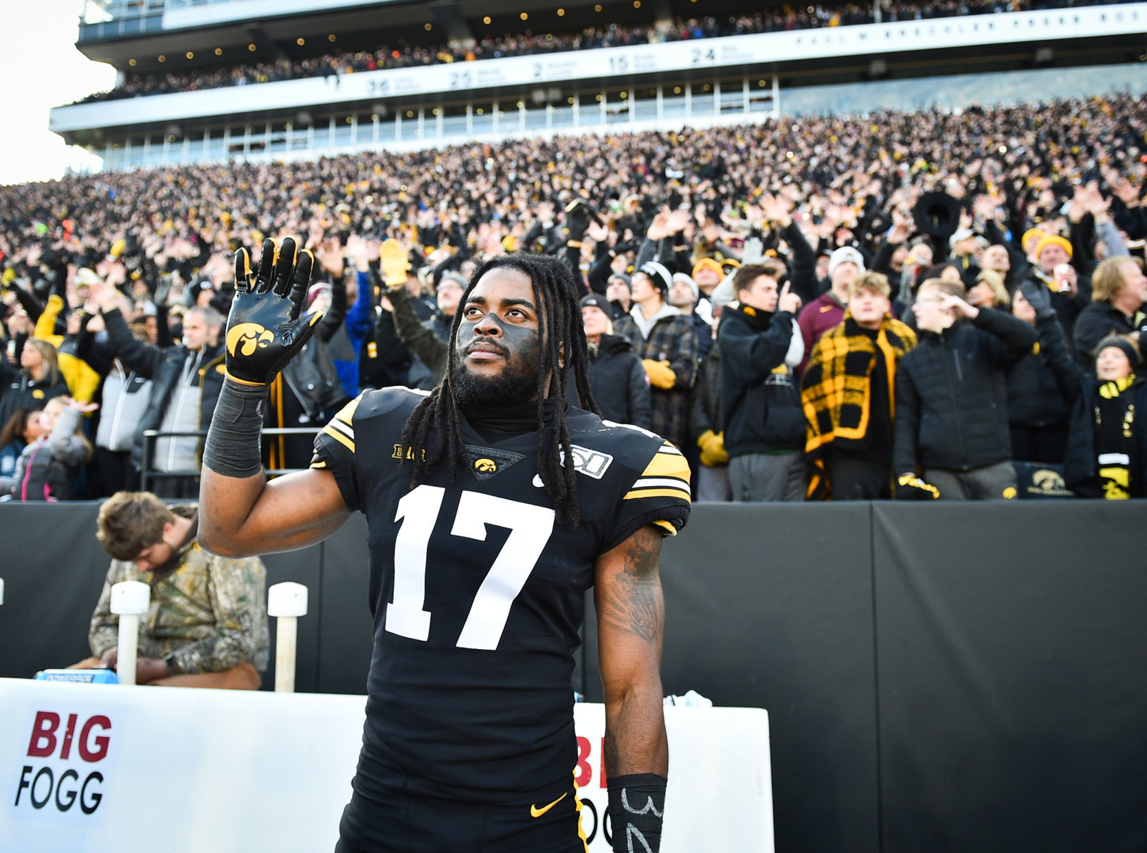 111619-qct-spt-iowa-minn-foot-124a.jpg